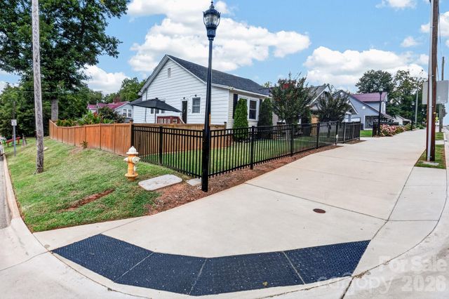 448 1st Street SW, Hickory, NC 28602