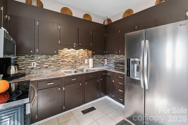 448 1st Street SW, Hickory, NC 28602