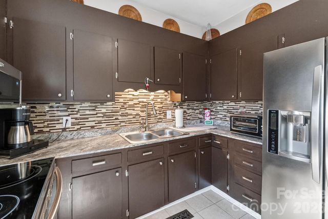 448 1st Street SW, Hickory, NC 28602