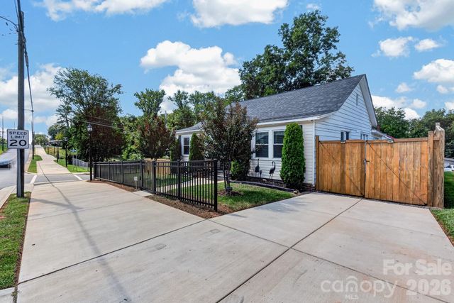 448 1st Street SW, Hickory, NC 28602