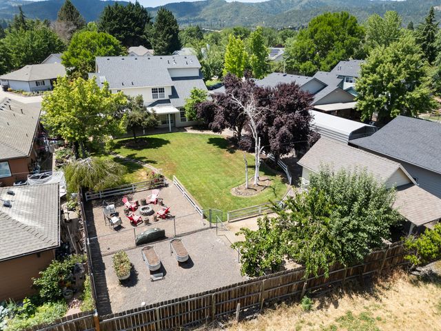 550 Carriage Lane, Jacksonville, OR 97530