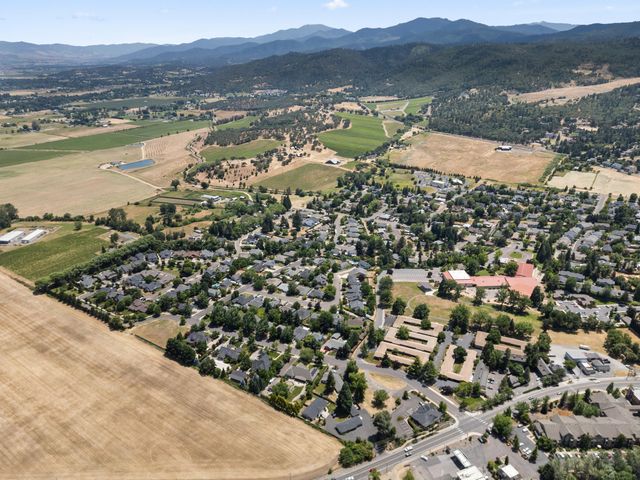 550 Carriage Lane, Jacksonville, OR 97530