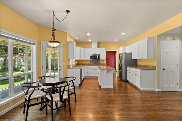 550 Carriage Lane, Jacksonville, OR 97530