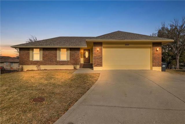 3307 NW Shannon Court, Blue Springs, MO 64015