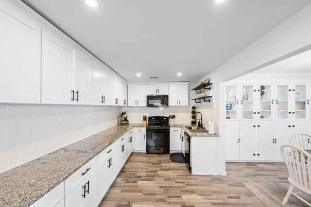 729 Kyle Street, Angleton, TX 77515