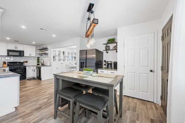 729 Kyle Street, Angleton, TX 77515