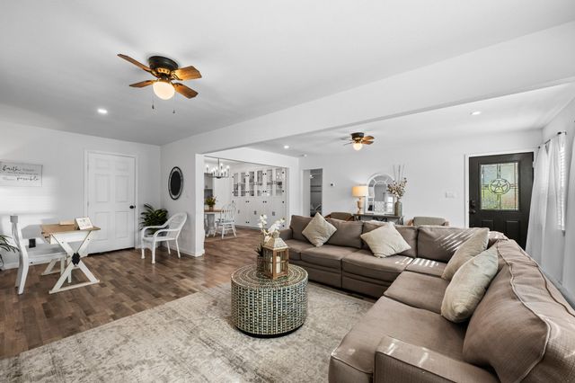 729 Kyle Street, Angleton, TX 77515