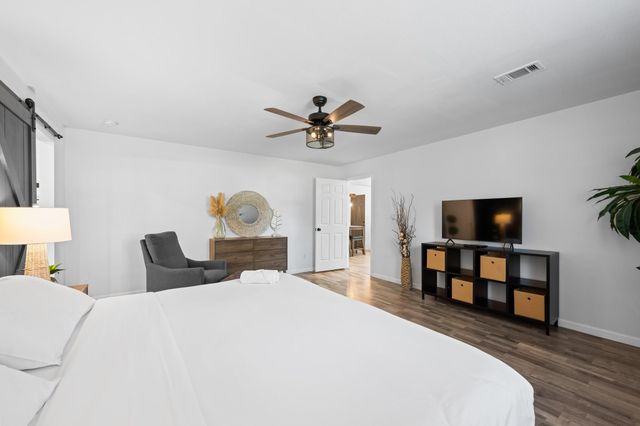 729 Kyle Street, Angleton, TX 77515
