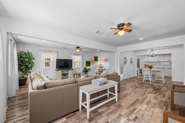 729 Kyle Street, Angleton, TX 77515