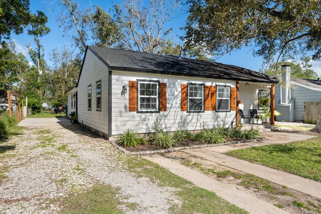 729 Kyle Street, Angleton, TX 77515