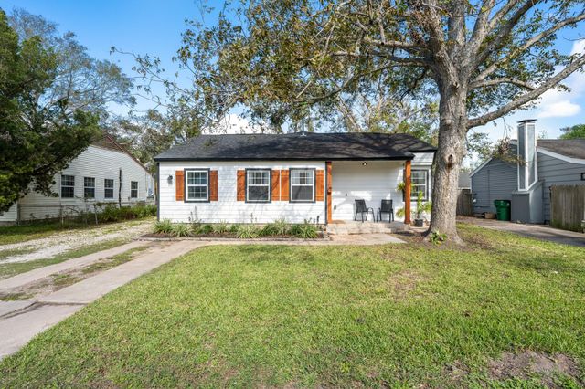 729 Kyle Street, Angleton, TX 77515