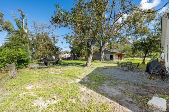 729 Kyle Street, Angleton, TX 77515