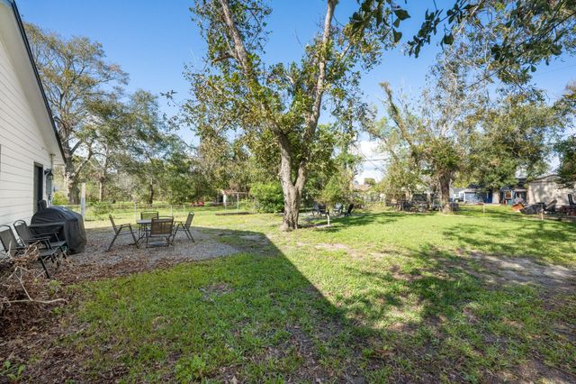 729 Kyle Street, Angleton, TX 77515
