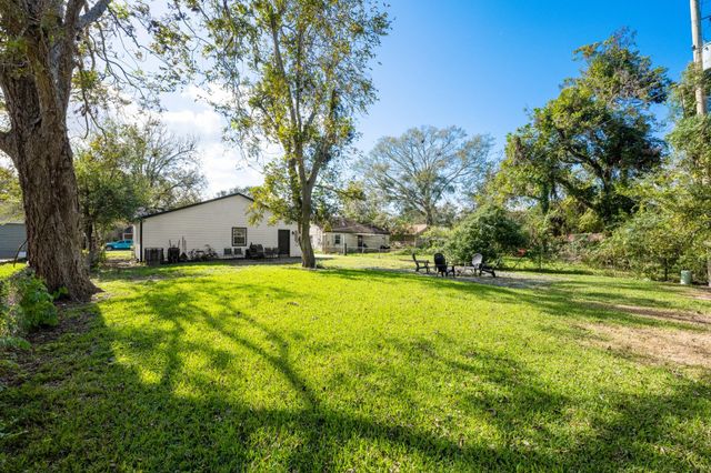 729 Kyle Street, Angleton, TX 77515
