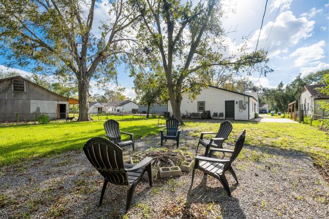 729 Kyle Street, Angleton, TX 77515