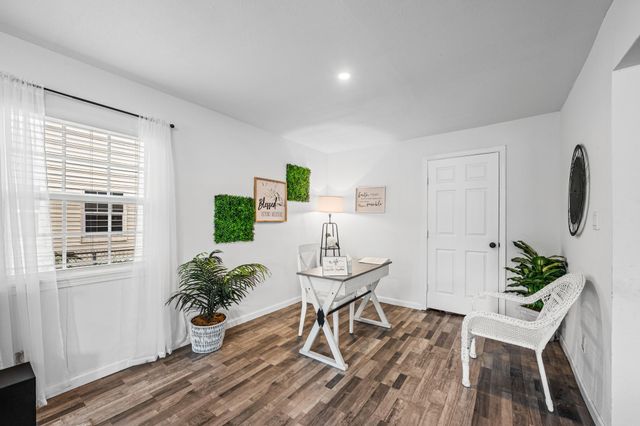 729 Kyle Street, Angleton, TX 77515