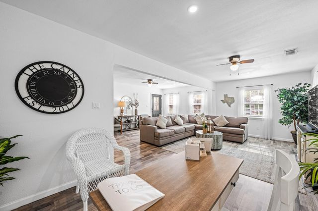 729 Kyle Street, Angleton, TX 77515