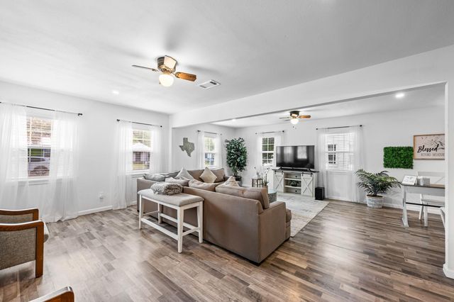 729 Kyle Street, Angleton, TX 77515