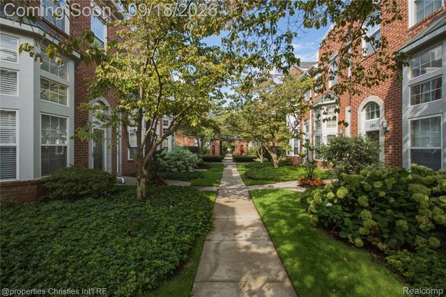 127 N Georgetown Square, Royal Oak, MI 48067