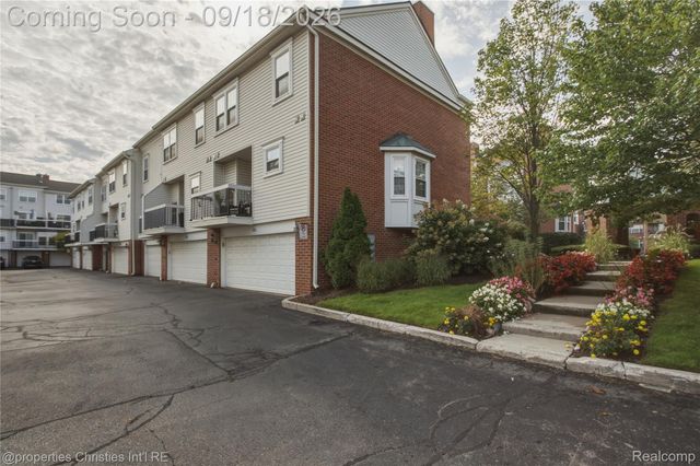127 N Georgetown Square, Royal Oak, MI 48067