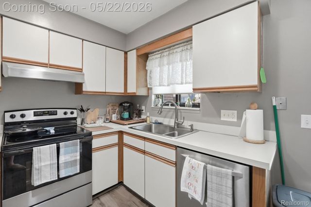28091 Maple Forest Boulevard W, Harrison Charter Township, MI 48045