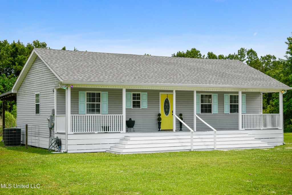 136 Waveland Avenue, Waveland, MS 39576