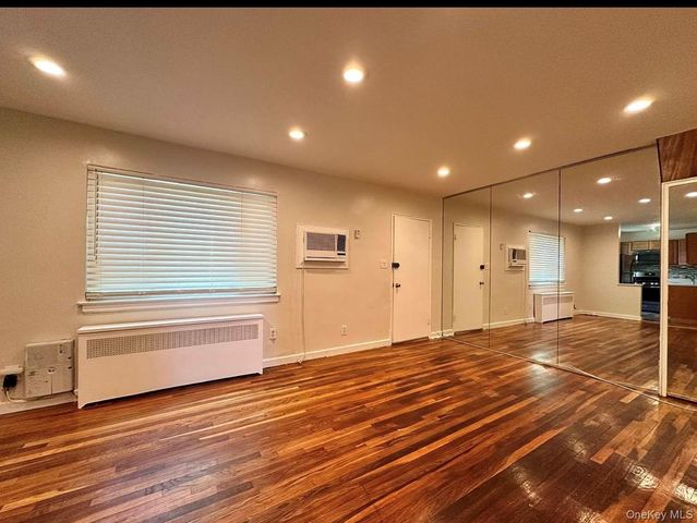 255-06 73rd Avenue 1G, Glen Oaks, NY 11004