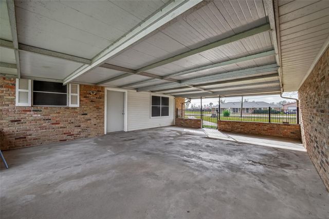 10645 Oak Brook Dr, Houston, TX 77013