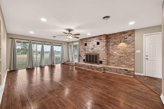 10645 Oak Brook Dr, Houston, TX 77013