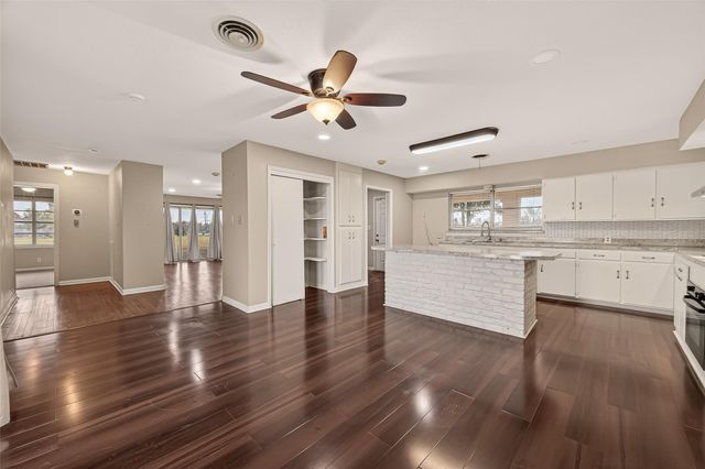 10645 Oak Brook Dr, Houston, TX 77013