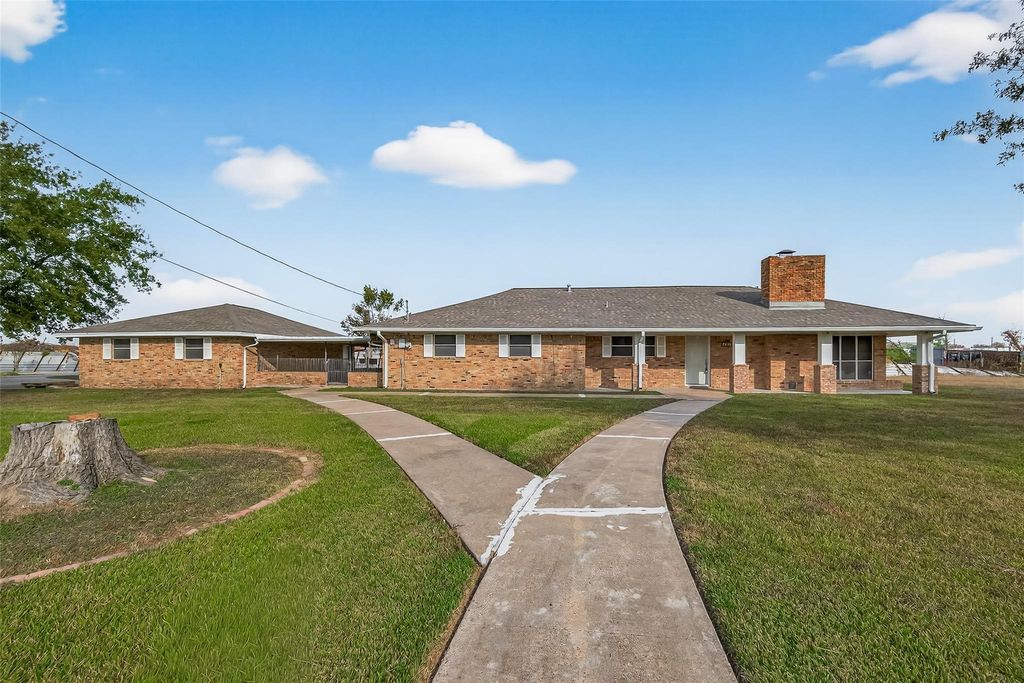 10645 Oak Brook Dr, Houston, TX 77013