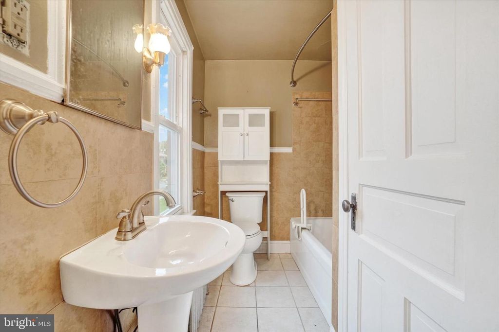 Image 7 of property listing at 700 PENNSYLVANIA AVE, York, PA 17404