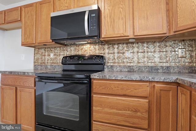 371 DICKENS DR, Lancaster, PA 17603