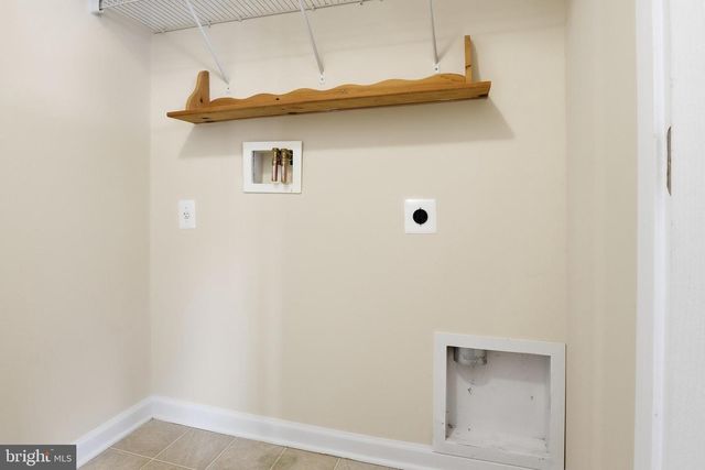 371 DICKENS DR, Lancaster, PA 17603