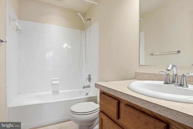 371 DICKENS DR, Lancaster, PA 17603