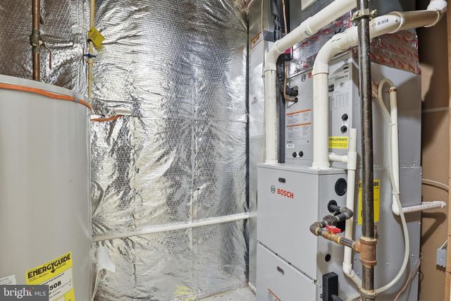 371 DICKENS DR, Lancaster, PA 17603