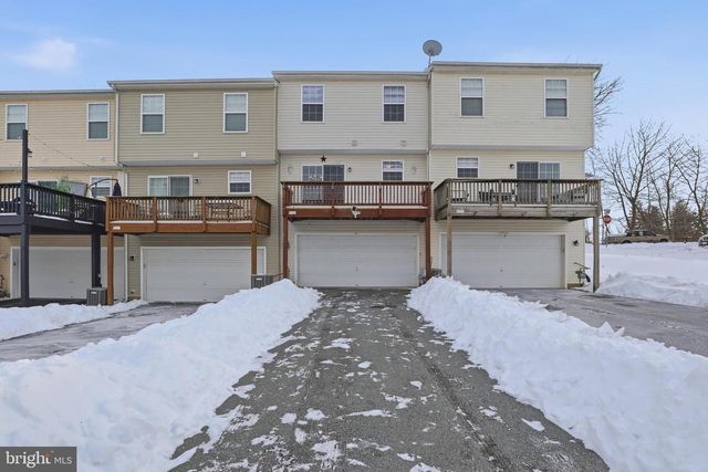 371 DICKENS DR, Lancaster, PA 17603