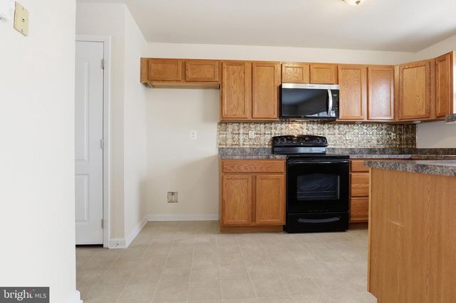 371 DICKENS DR, Lancaster, PA 17603