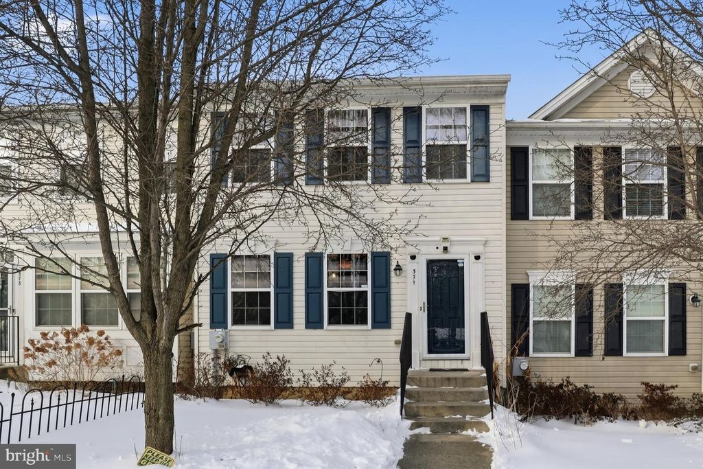 371 DICKENS DR, Lancaster, PA 17603