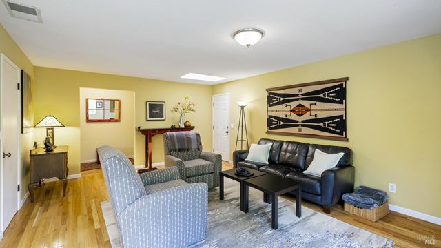 400 Smith Ct, Petaluma, CA 94952