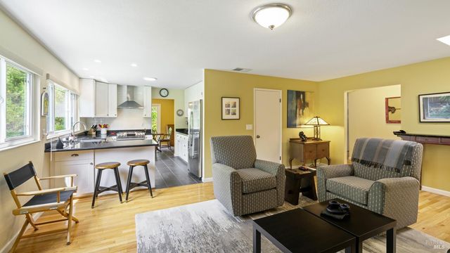 400 Smith Ct, Petaluma, CA 94952