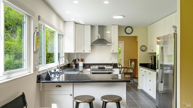 400 Smith Ct, Petaluma, CA 94952