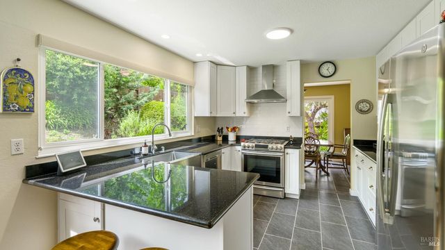 400 Smith Ct, Petaluma, CA 94952
