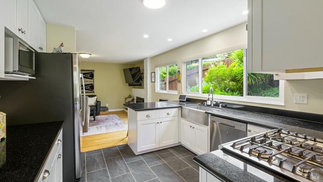 400 Smith Ct, Petaluma, CA 94952