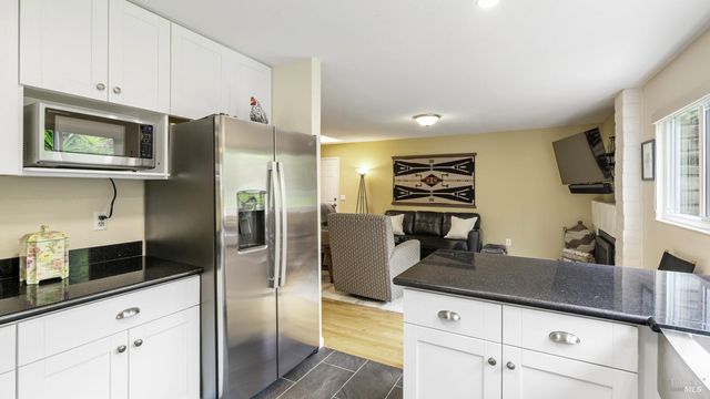 400 Smith Ct, Petaluma, CA 94952