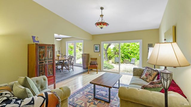 400 Smith Ct, Petaluma, CA 94952