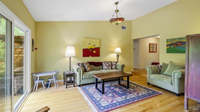 400 Smith Ct, Petaluma, CA 94952