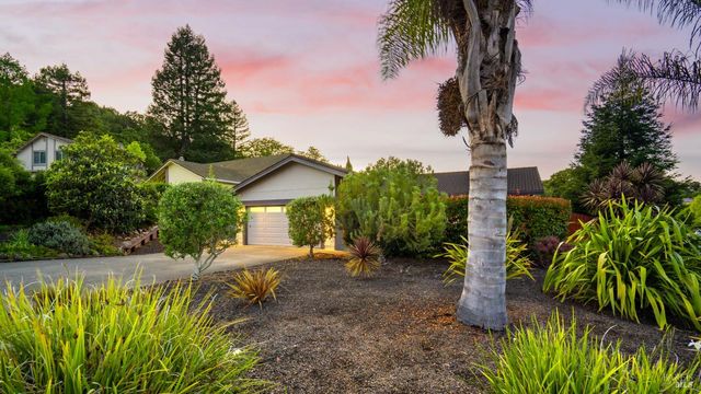 400 Smith Ct, Petaluma, CA 94952