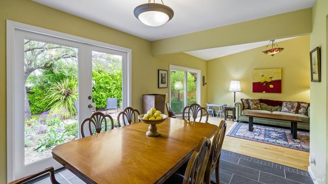 400 Smith Ct, Petaluma, CA 94952