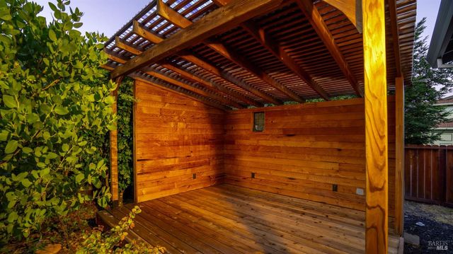 400 Smith Ct, Petaluma, CA 94952